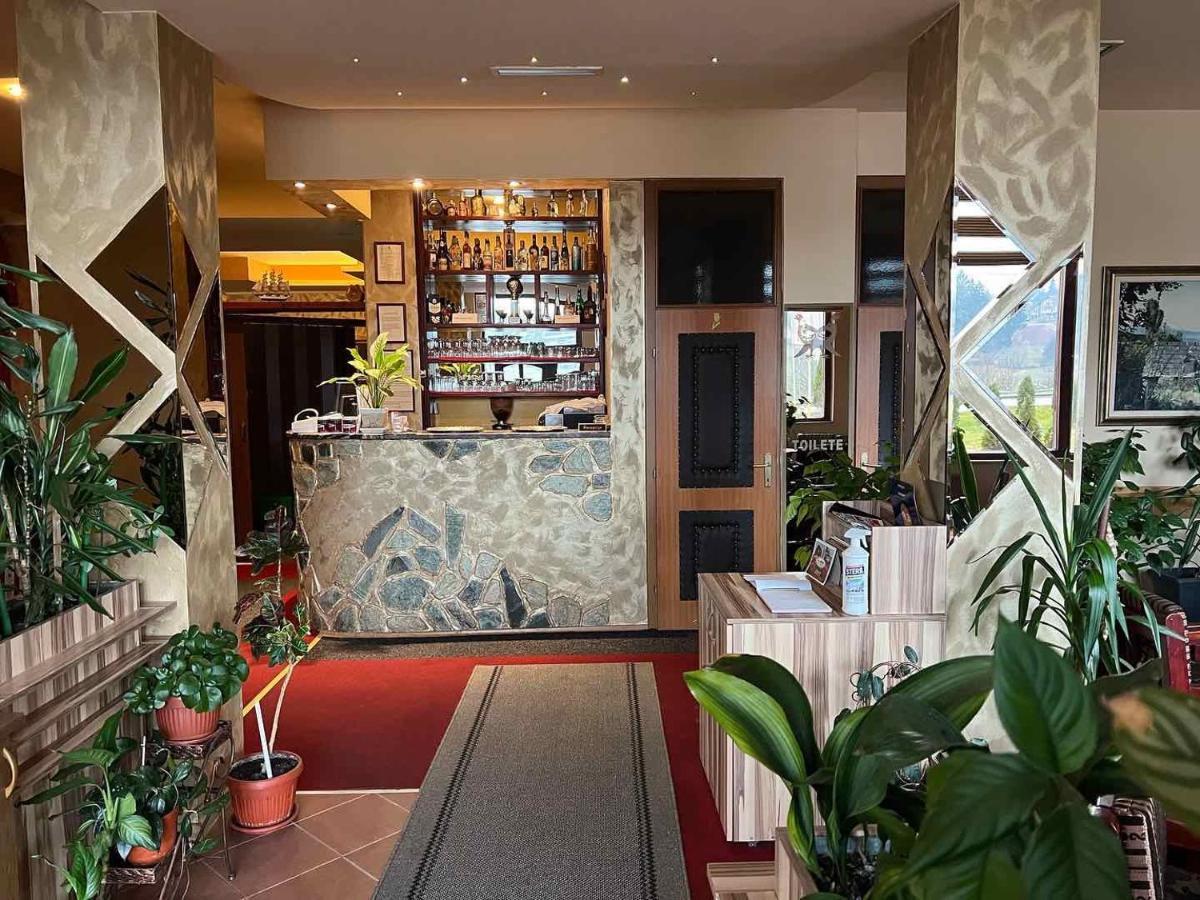 Hotel Dva Goluba Пале Екстер'єр фото