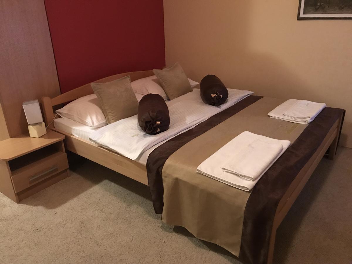 Hotel Dva Goluba Пале Екстер'єр фото